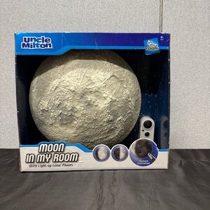 Uncle Milton MOON IN MY ROOM remote
Controlled Light Up